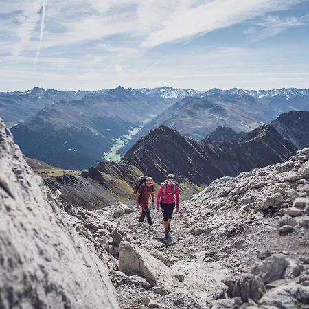 Club Only - By Mountain 酒店